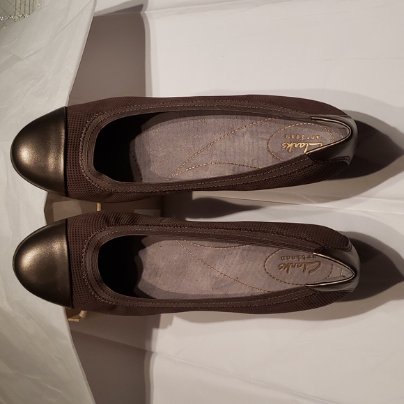 CLARKS New PETULA Wedge SlipOn Pump Perforated Leather  Comfort Shoes Women 10 W - Picture 8 of 16